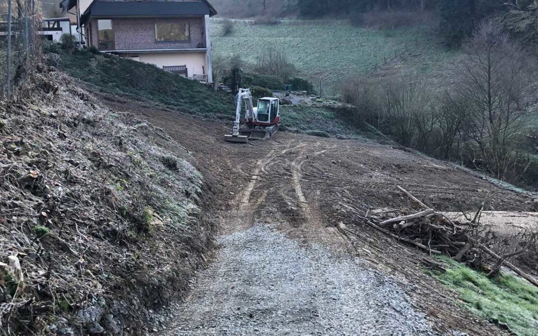 Tiefbauer, Kellerbauer, Stadtwerke, Installateur und Bauleiter kommen zusammen